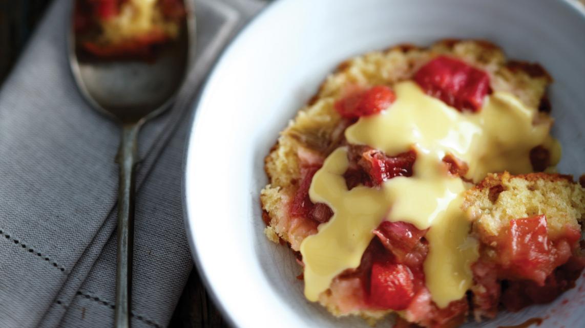 Spongecake van aardbeien en rabarber