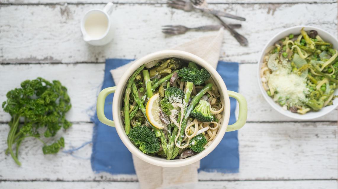 Eenpanspasta met broccoli, erwtjes en asperges