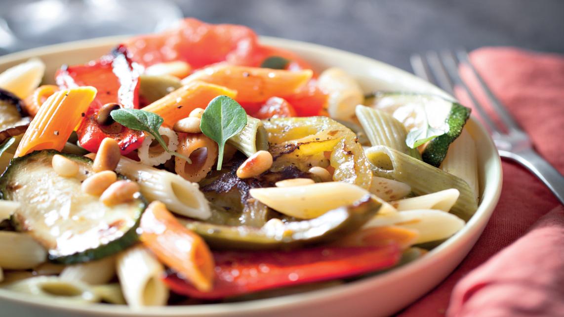 Salade van Mezze Penne Tricolore Barilla® met gegrilde groenten