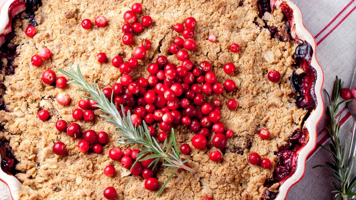 Crumble van appel, framboos en rode besjes met rozemarijn