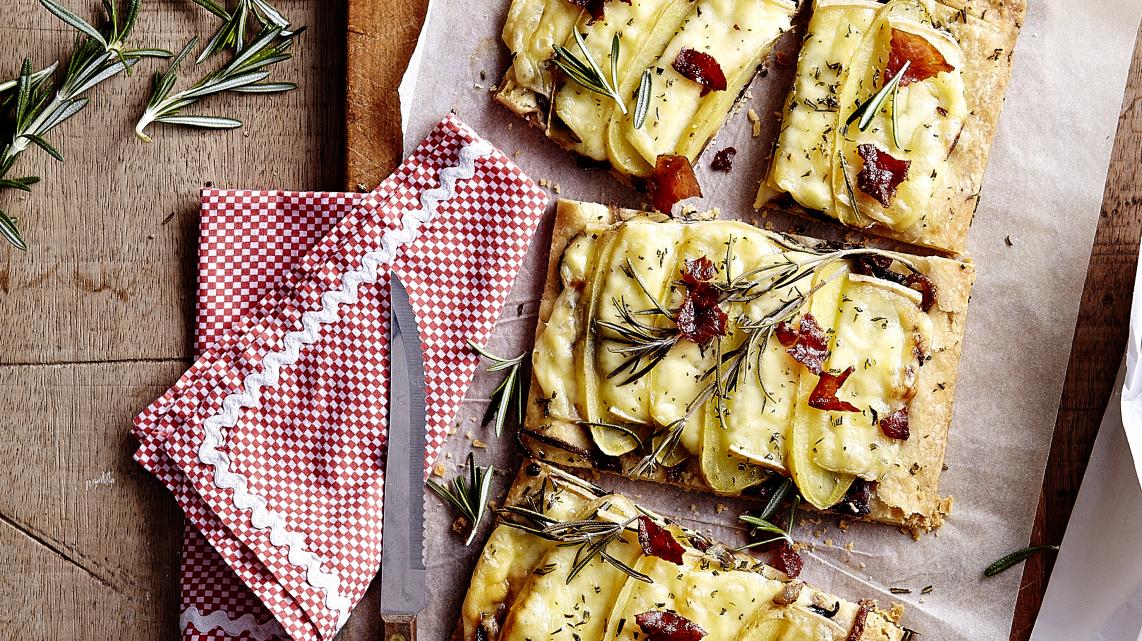 Aardappel-ui taart met Zwitserse raclette en grisonvlees 