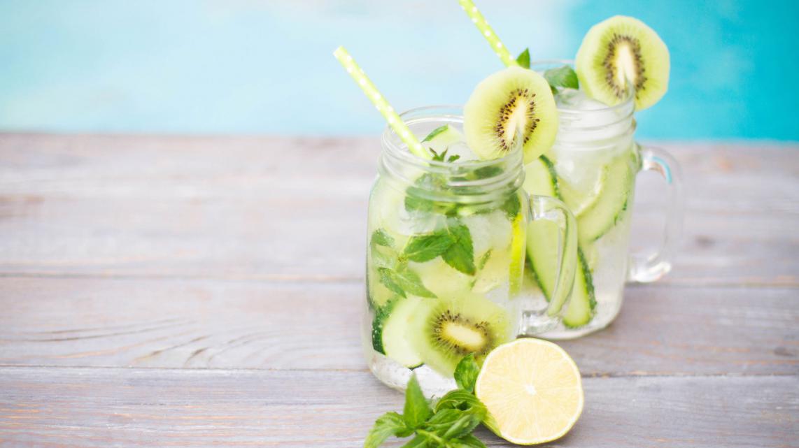 Heerlijke sangria met komkommer, kiwi en witte wijn