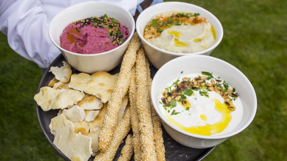 Drie heerlijke dips: rodebietenhummus, fetadip en Baba Ganoush 