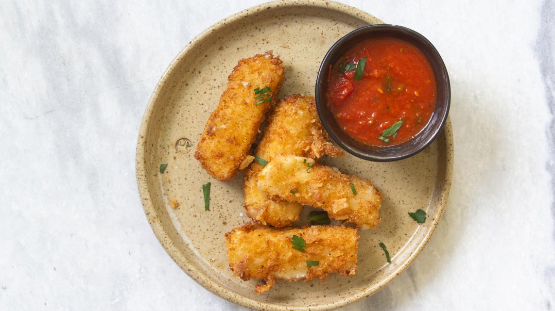 Mozzarellakroketjes met pikante tomatensaus