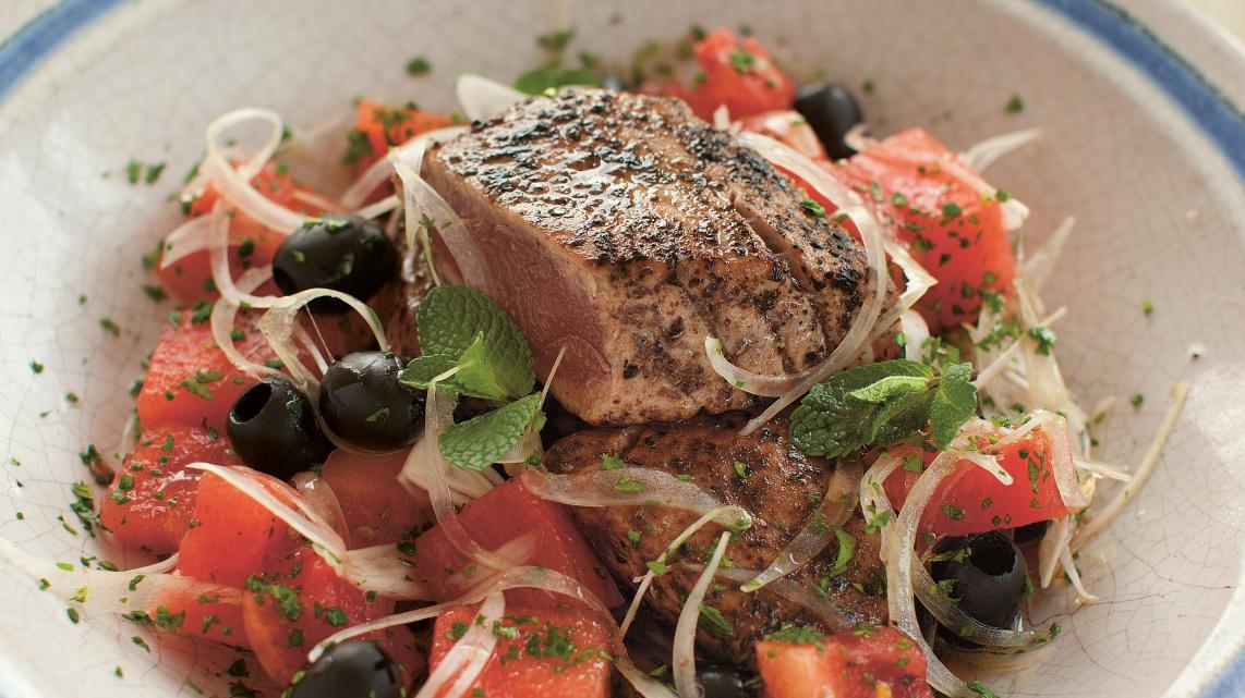 Tonijn met een sumakkorstje en watermeloensalade