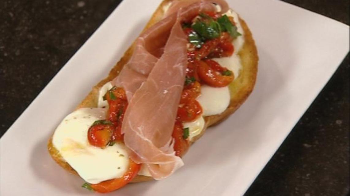 Bruschetta met mozzarella, geroosterde paprika en parmaham