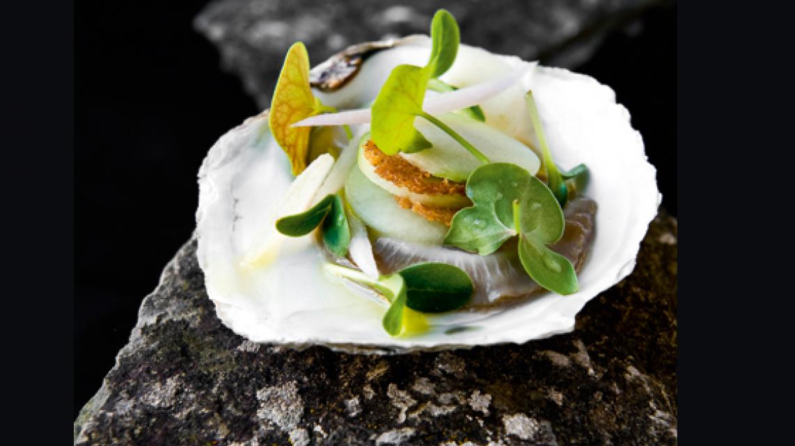 Zeeuwse oesters met frisse komkommer en zuurdesem