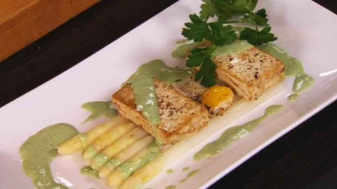 Gebakken tofu met asperges en groene vinaigrette