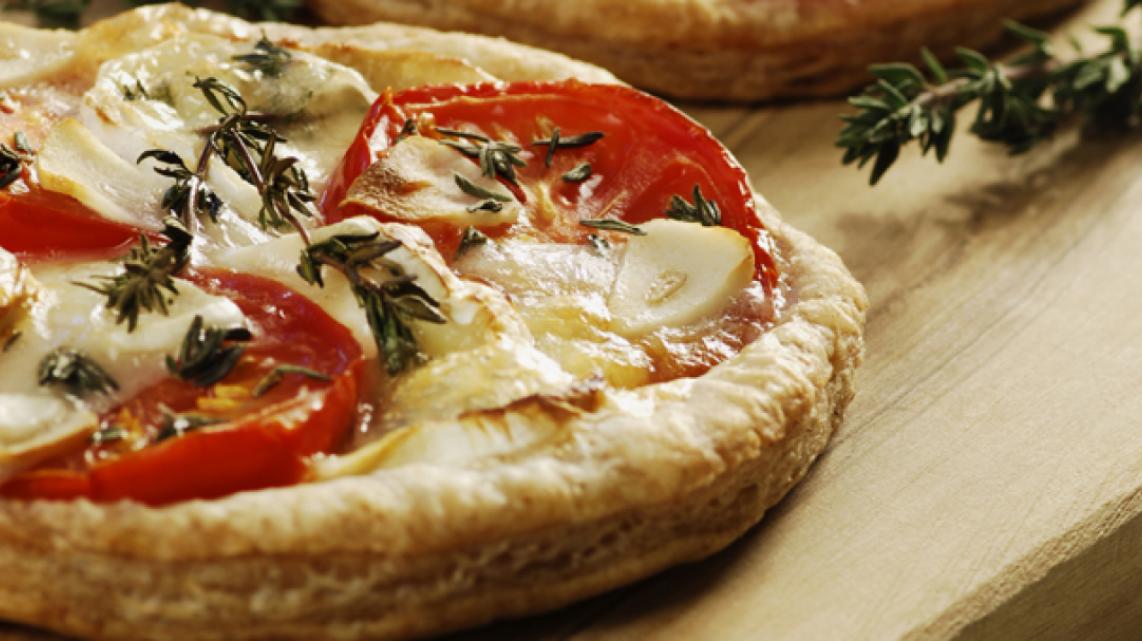 Bladerdeegpizza met geroosterde tomaat en brie