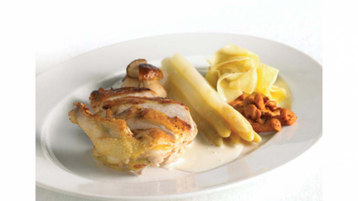 Bresse-poularde met asperges, eekhoorntjesbrood en cantharellen 