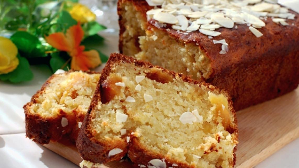 Cake met gedroogde appel, gedroogde kersen en amandelen