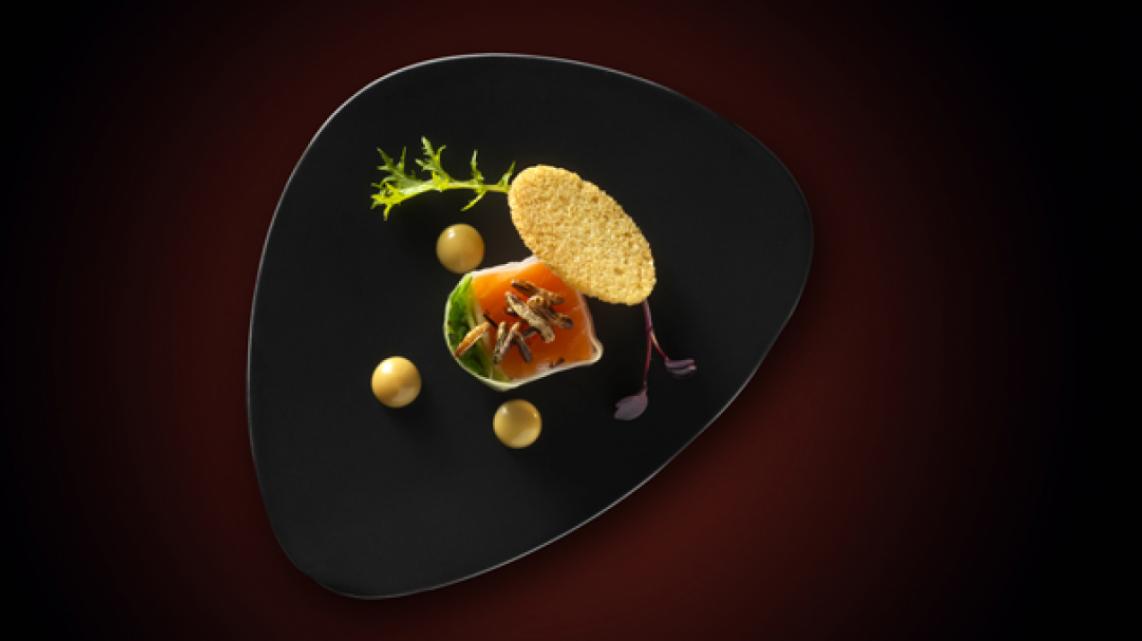 Cannelloni van gemarineerde zalm, wakame en curryvinaigrette