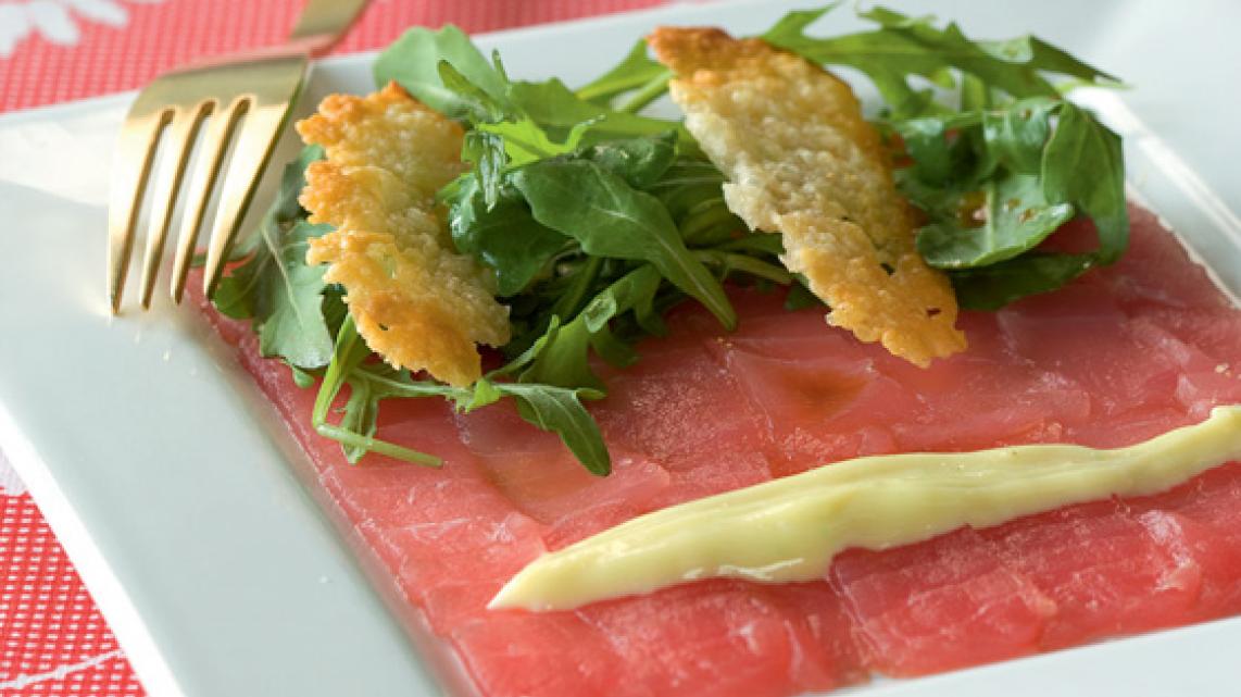 Carpaccio van tonijn met oosterse sla, wasabimayonaise en koekje van parmezaan   
