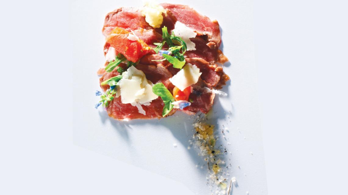 Carpaccio van warm gerookte lamsfilet, gegrilde knoflooktapenade en gedroogde to