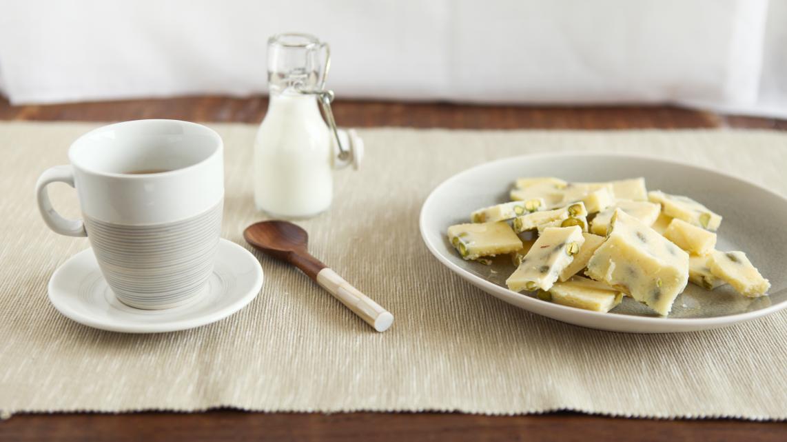 Snoepjes van witte chocolade en pistachenootjes