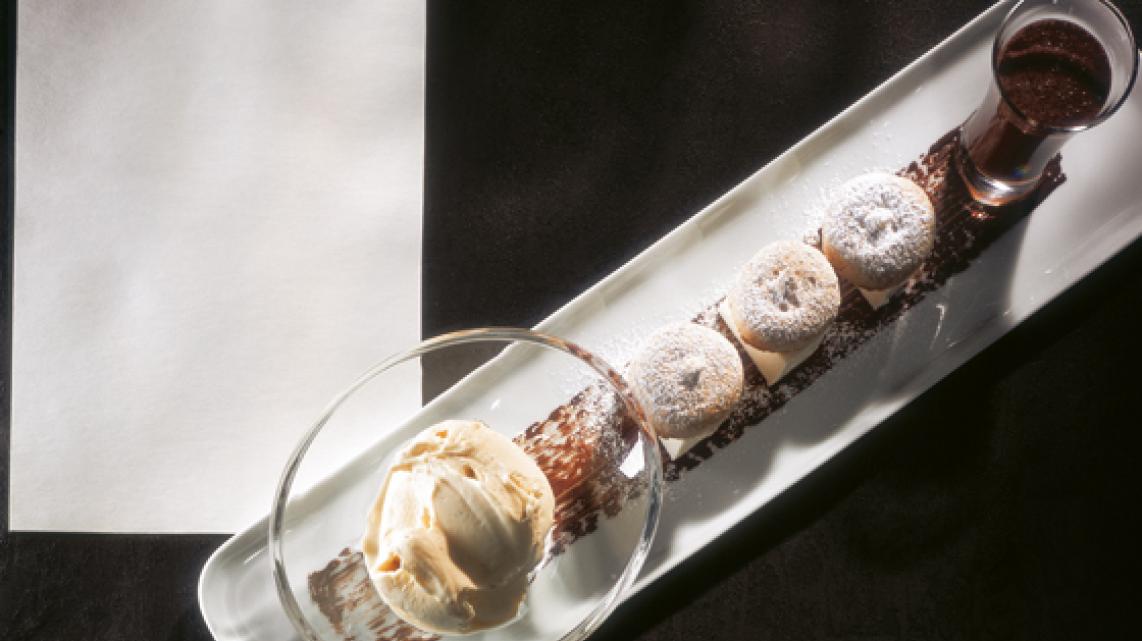 Eigentijdse dame blanche, panna cotta van chocolade en bitterkoekjes