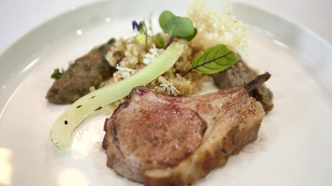 Lamscarré met aubergine en quinoa