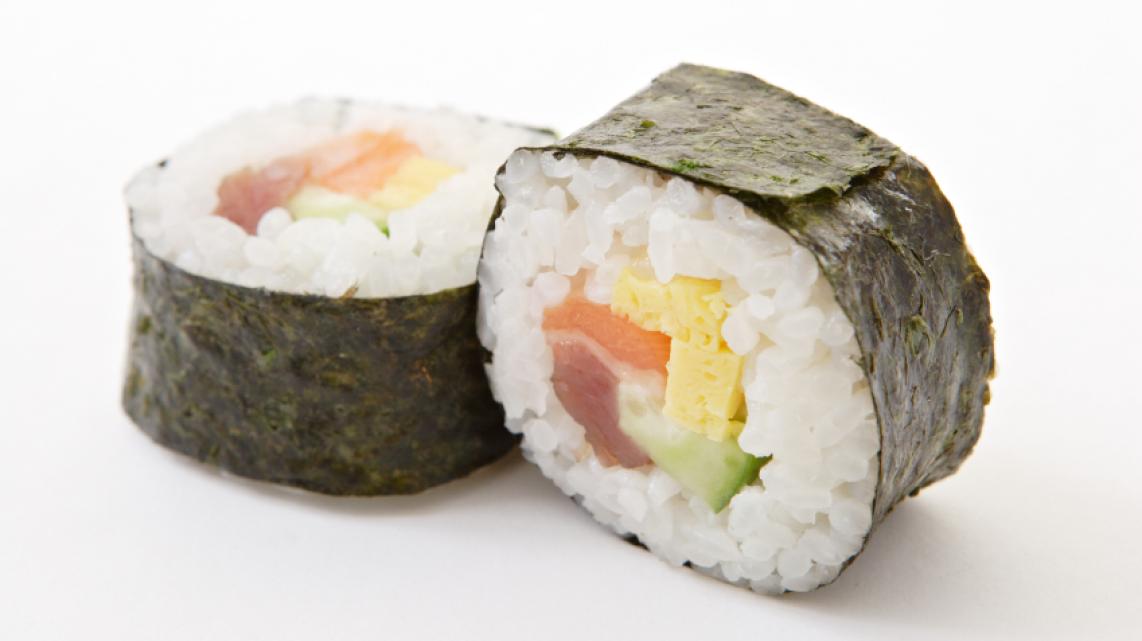 Maki sushi met zalm en ei