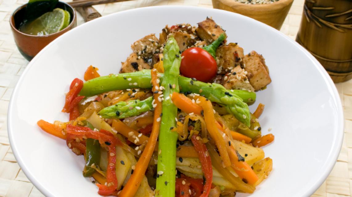 Vegetarische wok met tofureepjes