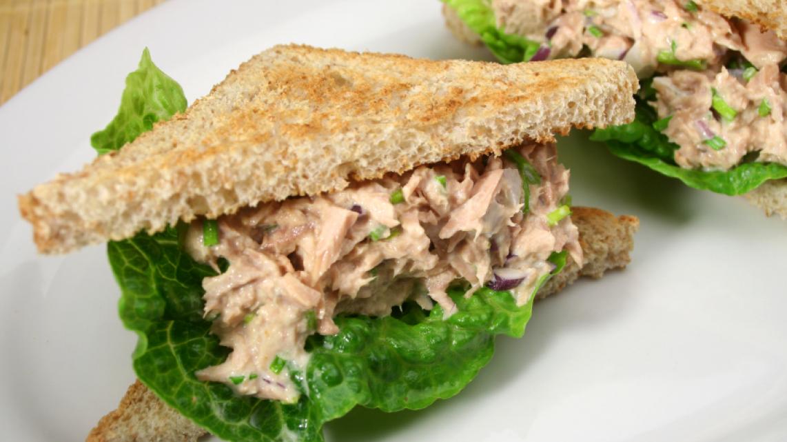 Volkoren brood met tonijnsalade