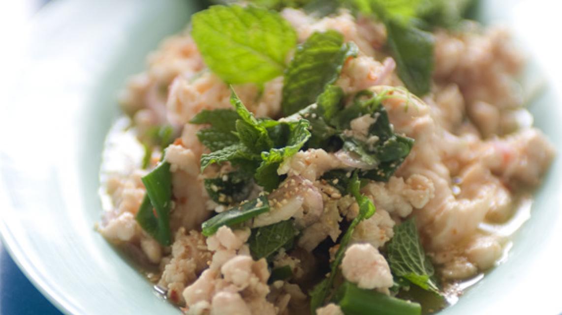 Lauwe salade met fijngehakte kip (laab gai)