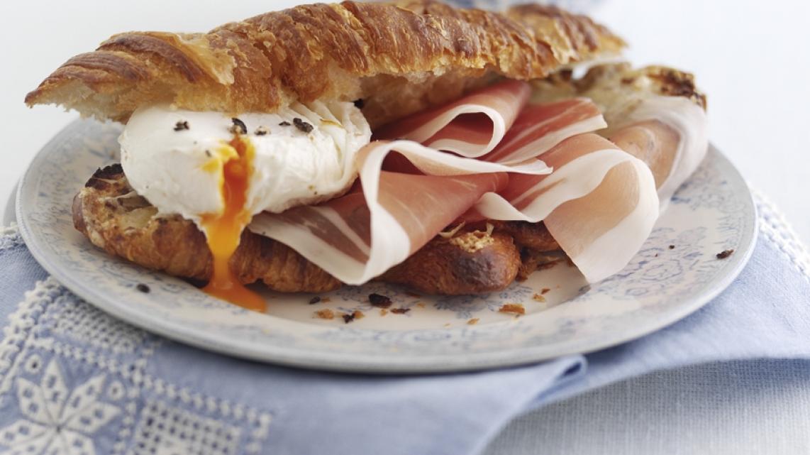 Croissant met Parmaham, Gruyère en een gepocheerd eitje