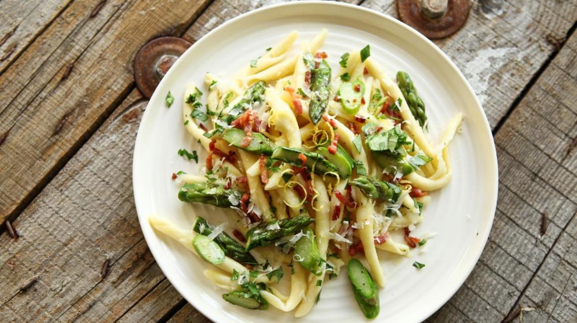 Pasta met pancetta en groene asperges