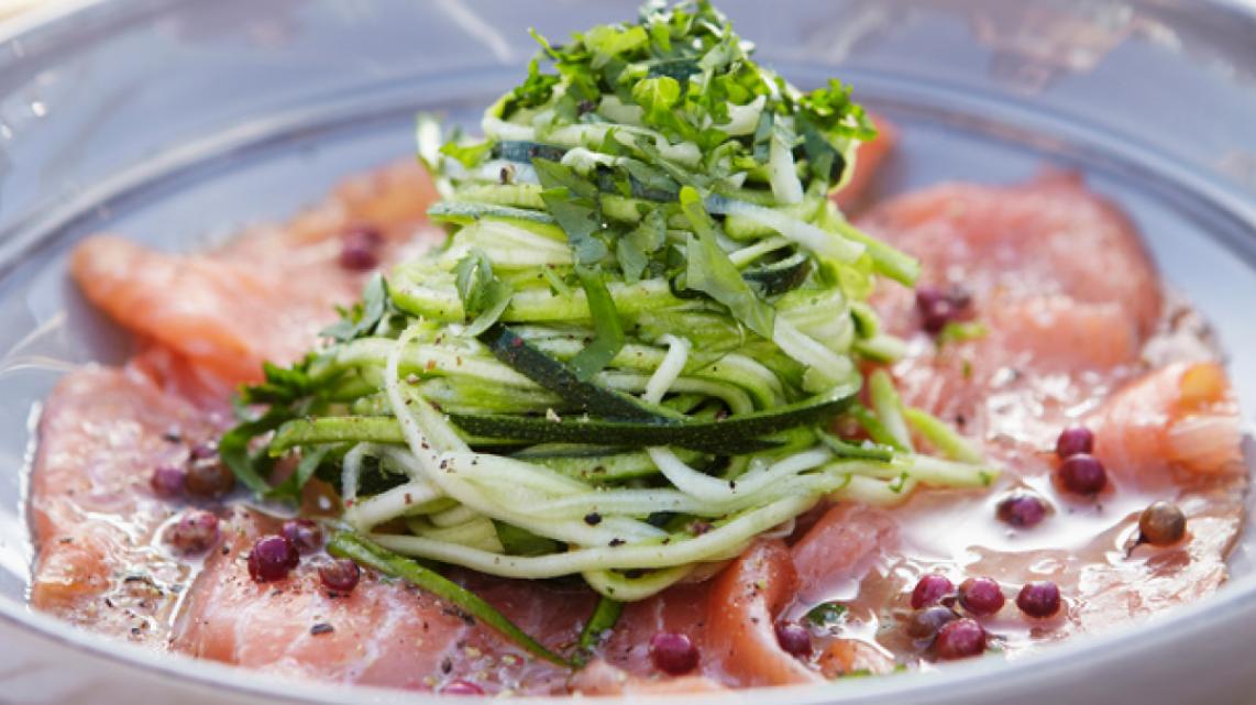 Rauwe zalm met spaghetti van courgette