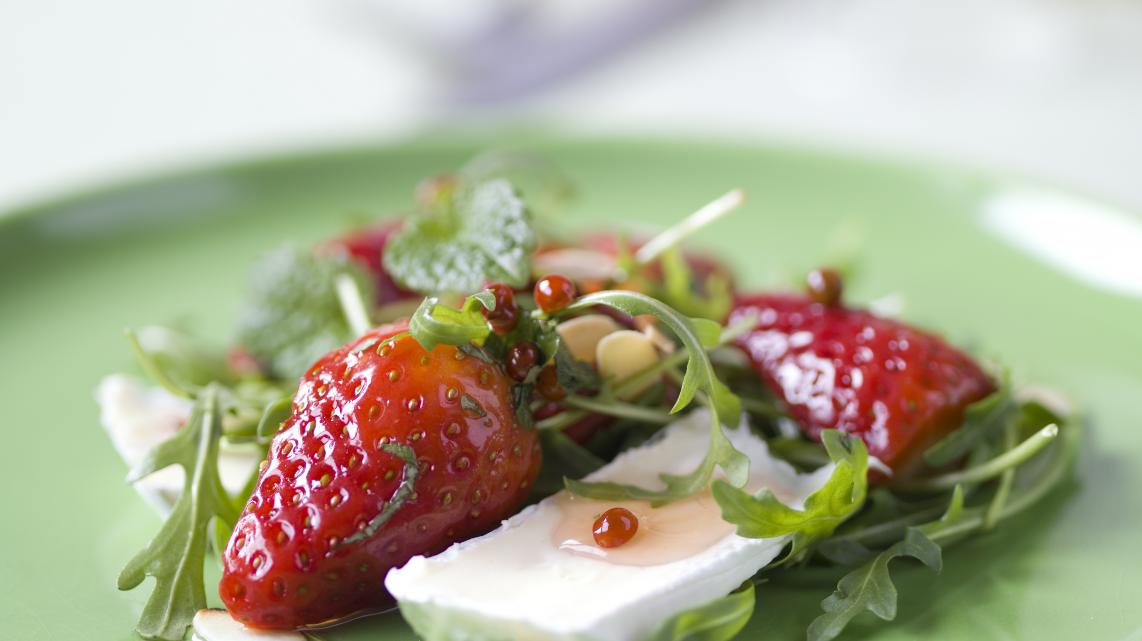 Salade met gemarineerde aardbeien en brie