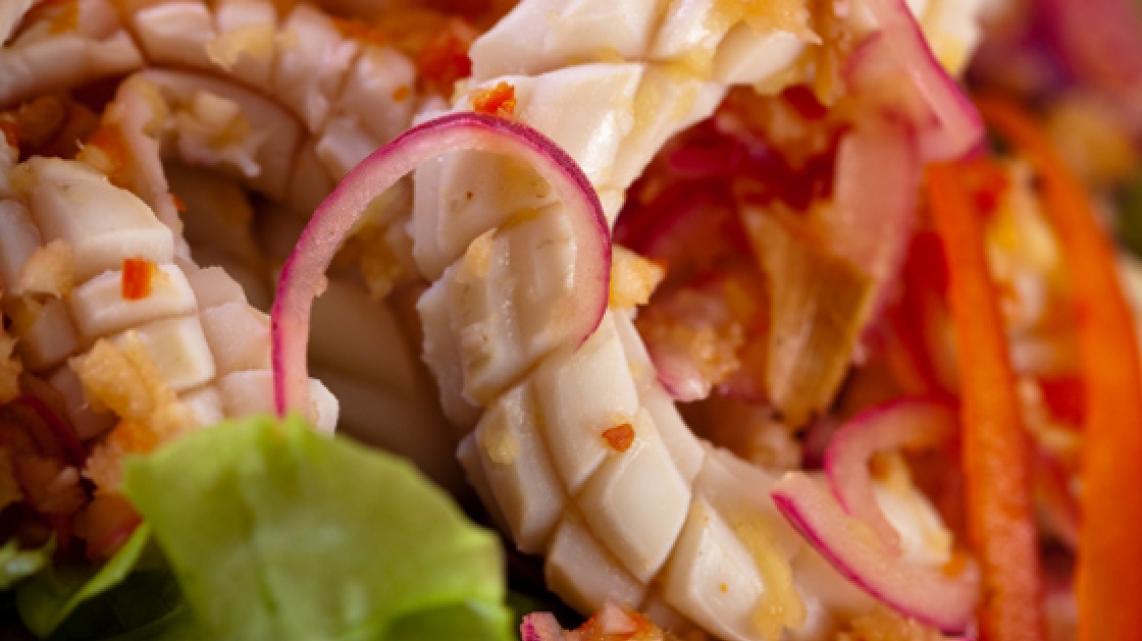 Salade van pijlinktvisjes met pittige chili’s