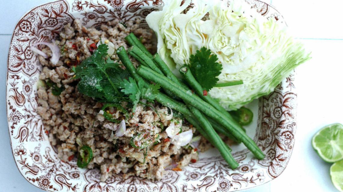 Salade van varkensgehakt met geroosterde rijst