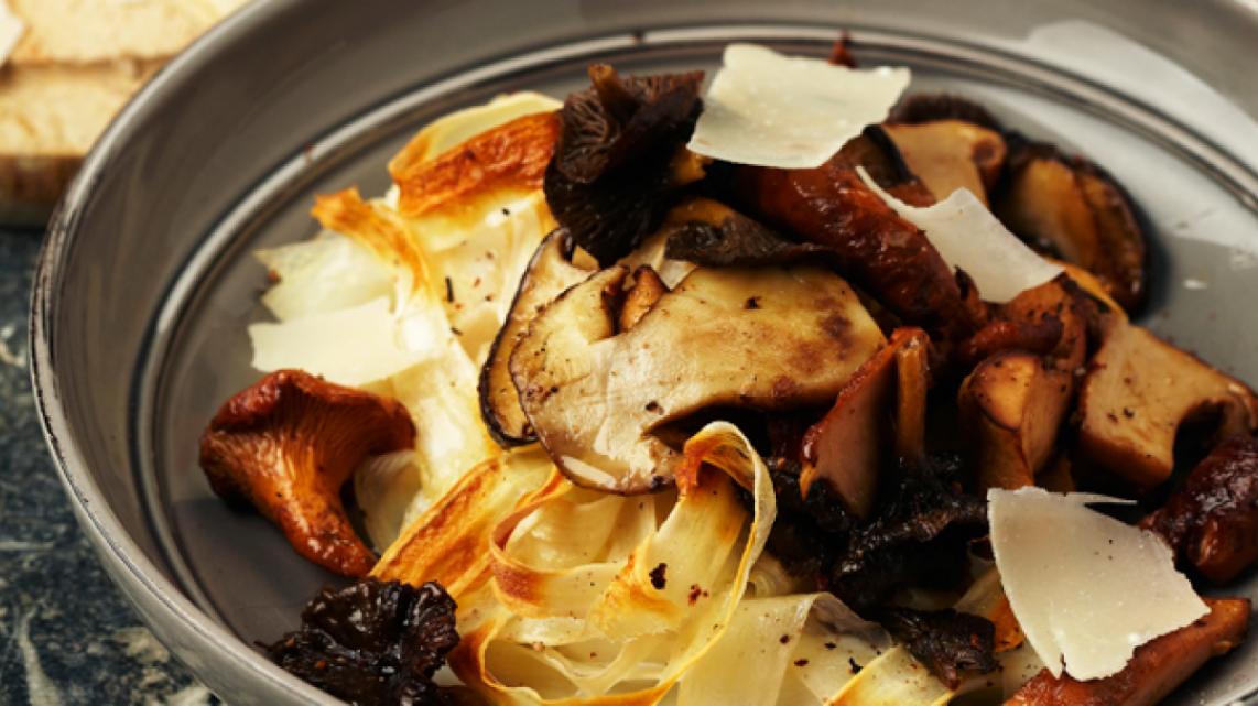 Schorseneer met wilde paddenstoelen, room en parmezaanschilfers