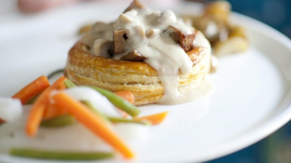 Huisbereide vidé met seitan, champignonsaus, lentegroenten en rozemarijnaardappelen