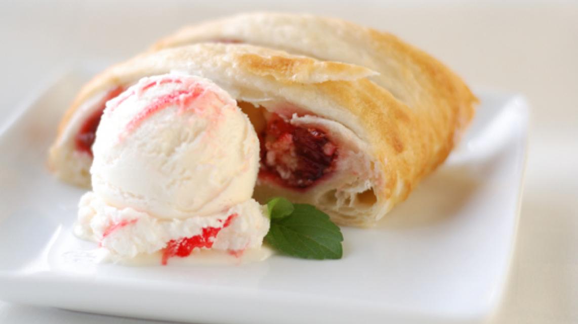 Strudel van aardbeien met roomijs