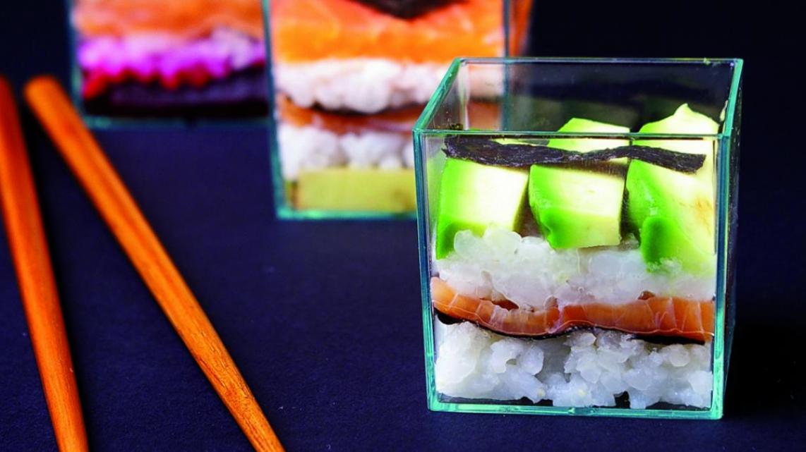 Sushiverrine met avocado, zalm en wasabi