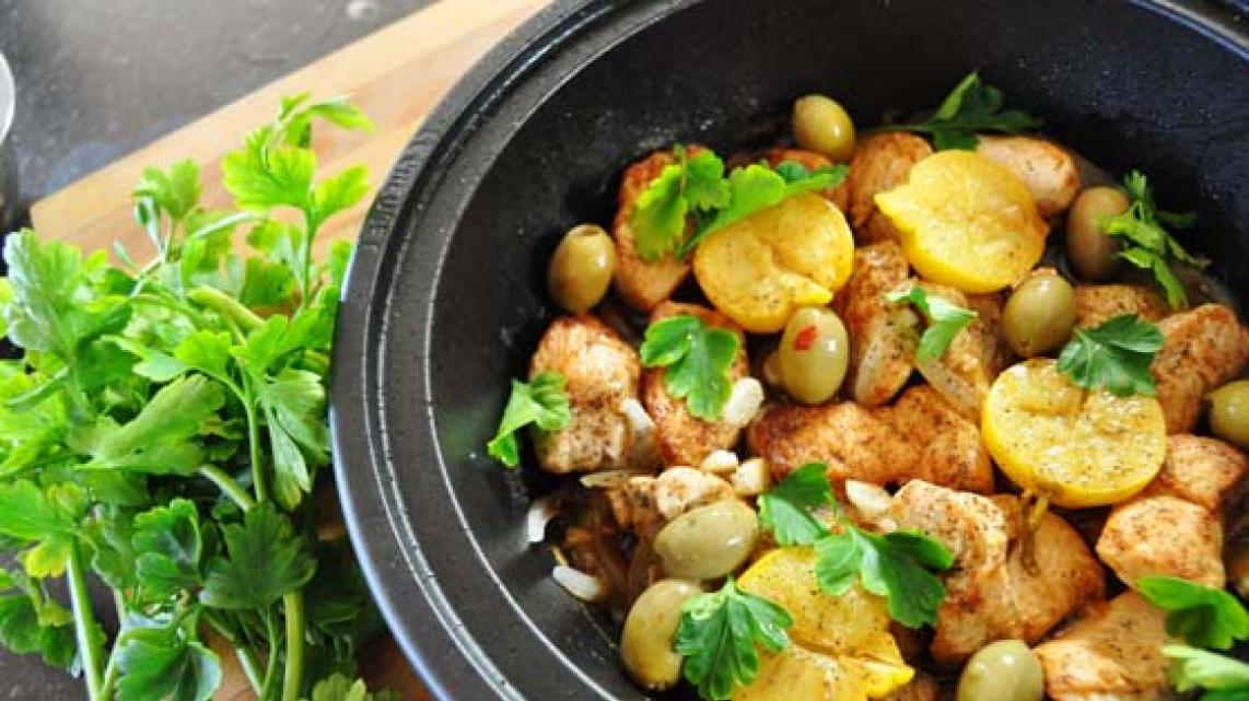 Tajine met kip, groene olijven en gekonfijte citroenen recept