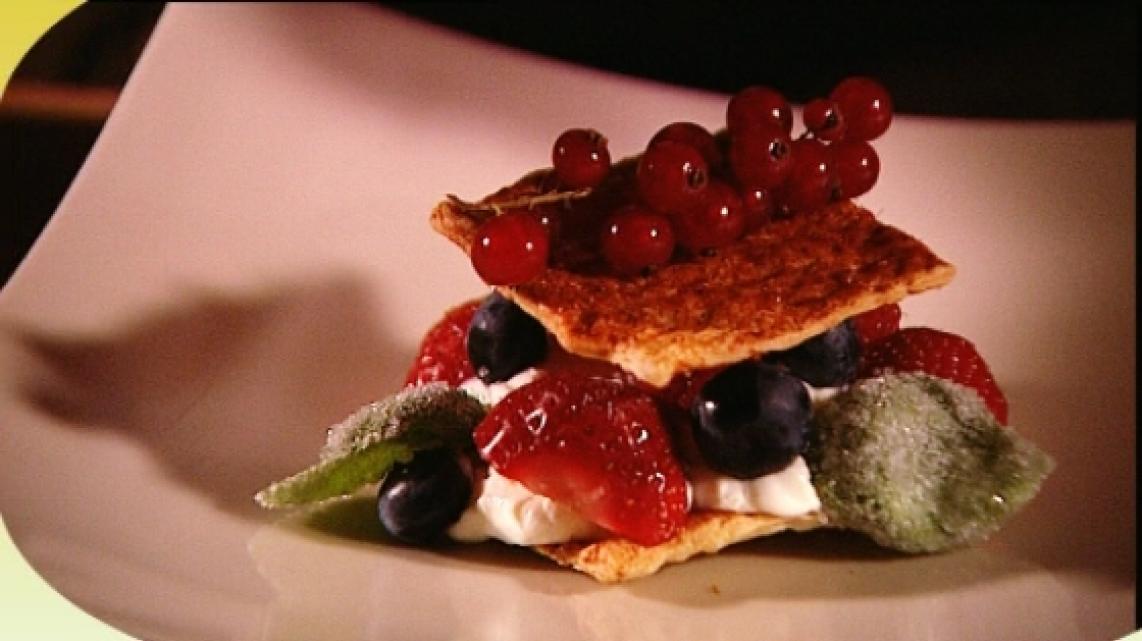 Tompoes met mascarpone, rode vruchten en gekristalliseerde basilicum