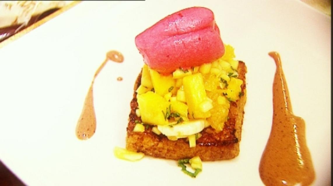 Verloren brood met een fruitslaatje, frambozensorbet en chocoladesabayon