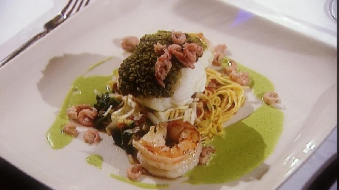 Zeeduivel met kruidenkorst op zuiderse pasta met scampi's, garnalen en kruidencoulis