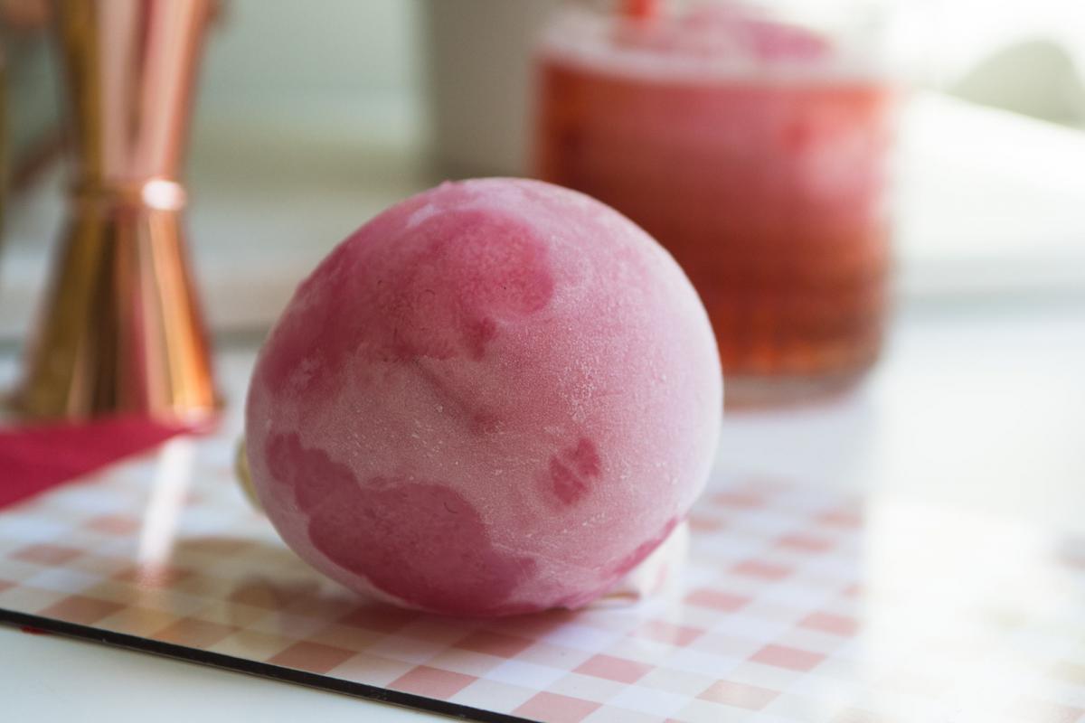 martelen Normalisatie Huiskamer Zo maak je coole ijsbollen voor in je cocktail! | VTM Koken