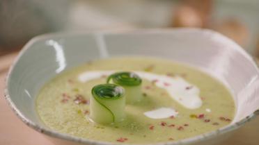 Komkommersoep met Griekse yoghurt en roze peper