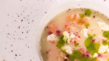 Bloemkoolsoep met zalm en roze peper