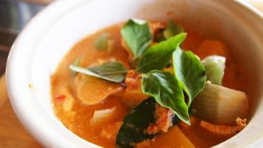 Rode currysoep met kip (Kaeng phed gai)
